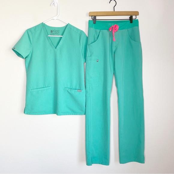 Figs Pants - Figs Scrub Set Casma Three Pocket Top Kade Cargo Pants Surgical Green XS/XST